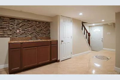 459 Roquette Avenue, Floral Park, NY 11001 - Photo 16