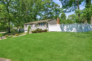 4 Olive Ct, Farmingville, NY 11738 - Photo 2