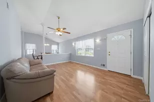 40 Willow Ct, Manorville, NY 11949 - Photo 2
