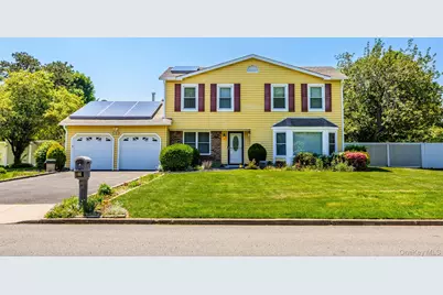 8 Lisa Court, Medford, NY 11763 - Photo 2