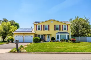 8 Lisa Ct, Medford, NY 11763 - Photo 2