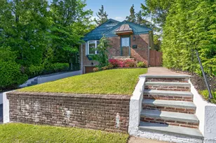 16 Warwick Pl, Port Washington, NY 11050 - Photo 2