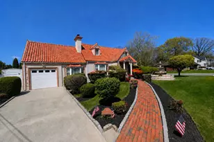187 Commonwealth Ave, Massapequa, NY 11758 - Photo 2