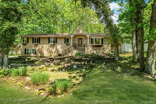 5 Valerie Ct, Yaphank, NY 11980 - Photo 2