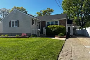 185 Audley Ct, Copiague, NY 11726 - Photo 2