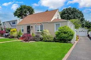 31 Locust Ave E, Farmingdale, NY 11735 - Photo 4