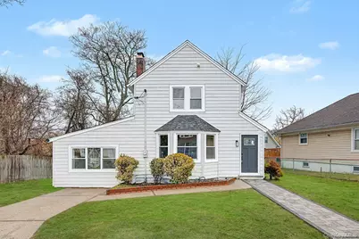 19 West Side Avenue, Bay Shore, NY 11706 - Photo 2
