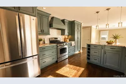 31 Weeks Avenue #2, Oyster Bay, NY 11771 - Photo 2