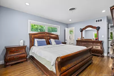 125 Hicks Lane, Great Neck, NY 11024 - Photo 20