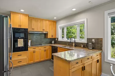 125 Hicks Lane, Great Neck, NY 11024 - Photo 10