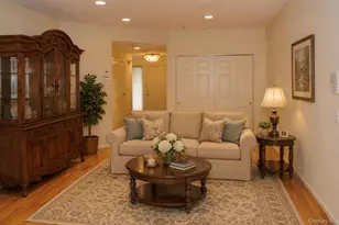 132 Carriage Ln, Plainview, NY 11803 - Photo 4