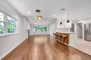 18 Pine Dr N, Roslyn, NY 11576 - Photo 4