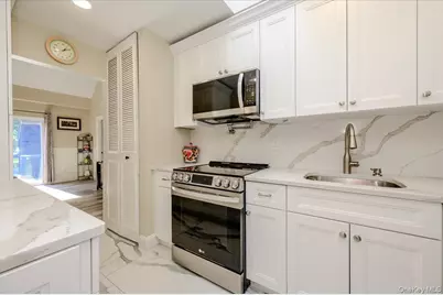 174 Southgate Crescent, Massapequa Park, NY 11762 - Photo 10