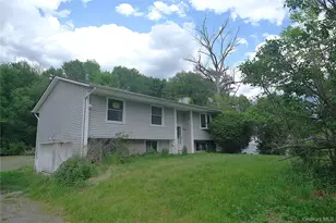 17 Roosevelt Rd, Hyde Park, NY 12538 - Photo 2