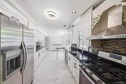 7 New Jersey Court, Dix Hills, NY 11746 - Photo 18
