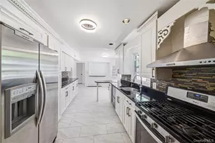 7 New Jersey Ct, Dix Hills, NY 11746 - Photo 18