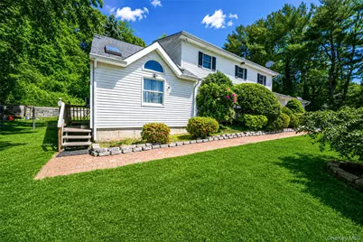 7 New Jersey Court, Dix Hills, NY 11746 - Photo 4
