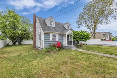 466 44th Street, Copiague, NY 11726 - Photo 2