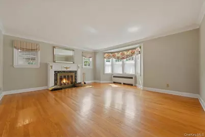 225 Crocus Avenue, Floral Park, NY 11001 - Photo 4