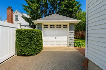 26209 E Williston Avenue, Floral Park, NY 11001 - Photo 4