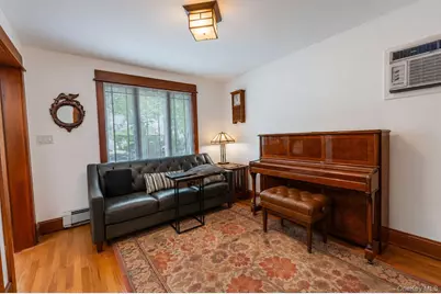26209 E Williston Avenue, Floral Park, NY 11001 - Photo 8