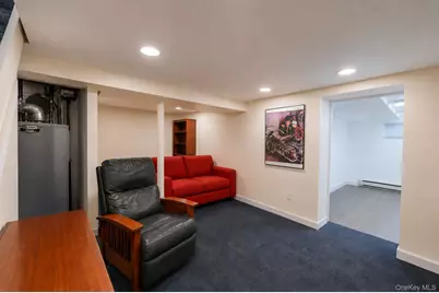 26209 E Williston Avenue, Floral Park, NY 11001 - Photo 16