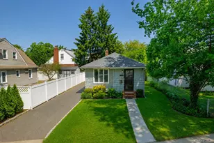 262-09 E Williston Ave, Floral Park, NY 11001 - Photo 2
