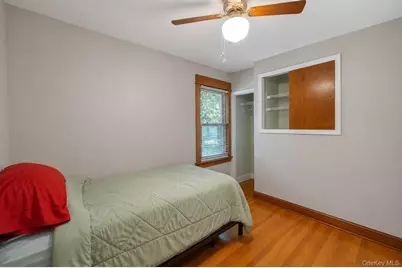 26209 E Williston Avenue, Floral Park, NY 11001 - Photo 14