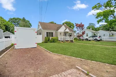 17 Brook Place, East Islip, NY 11730 - Photo 2