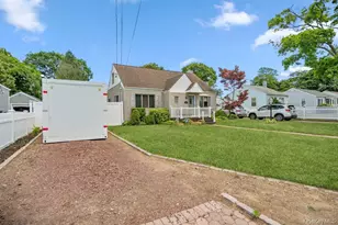 17 Brook Pl, East Islip, NY 11730 - Photo 2