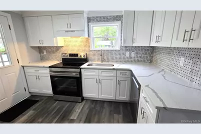 525 Riverleigh Avenue #27 Birch, Riverhead, NY 11901 - Photo 4
