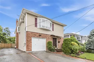 22 Wood St, Lynbrook, NY 11563 - Photo 2