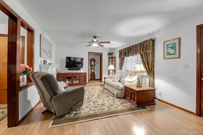135 Centre Avenue, Lindenhurst, NY 11757 - Photo 4