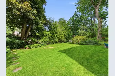 89 Bayview Avenue, Great Neck, NY 11021 - Photo 30