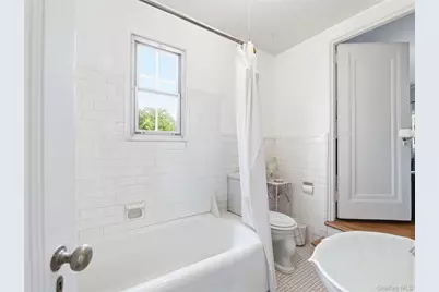 89 Bayview Avenue, Great Neck, NY 11021 - Photo 22