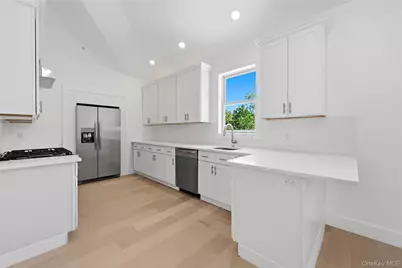 19 Montauk Highway #9, Westhampton, NY 11977 - Photo 2