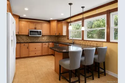 180 Sutton Manor Road, New Rochelle, NY 10801 - Photo 2