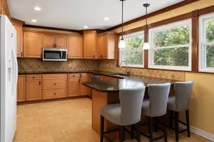 180 Sutton Manor Rd, New Rochelle, NY 10801 - Photo 2