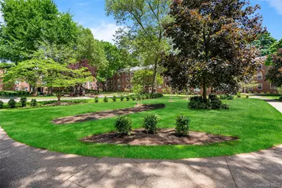 1 Edwards Street #2D, Roslyn Heights, NY 11577 - Photo 4