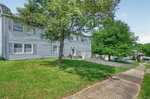 27-28 Williamsburg Dr, Newburgh, NY 12550 - Photo 2