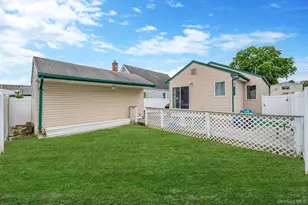 10 Gordon Ave, Westbury, NY 11590 - Photo 28