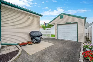 10 Gordon Ave, Westbury, NY 11590 - Photo 22
