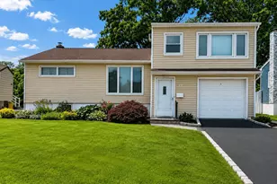 32 Elderberry Ln E, Valley Stream, NY 11581 - Photo 2