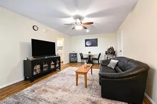 9 Navajo Ct, Coram, NY 11727 - Photo 4