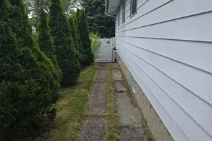 90 Blue Point Rd, Selden, NY 11784 - Photo 16