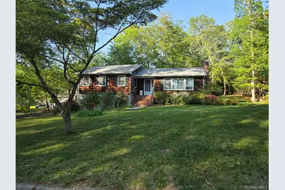13 Linda Lane E, Riverhead, NY 11901 - Photo 2