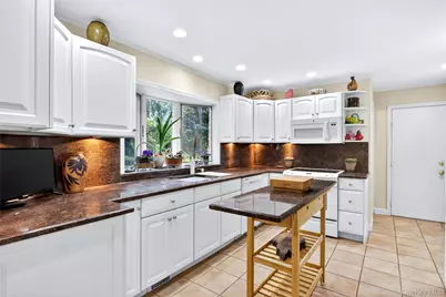 34 Wildwood Lane, East Hills, NY 11577 - Photo 8