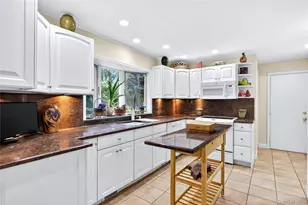 34 Wildwood Ln, East Hills, NY 11577 - Photo 8
