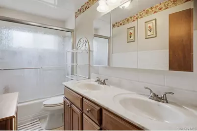 48 Lawrence Avenue, Holbrook, NY 11741 - Photo 18