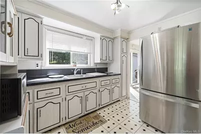 30 Greenvale Circle, White Plains, NY 10607 - Photo 4